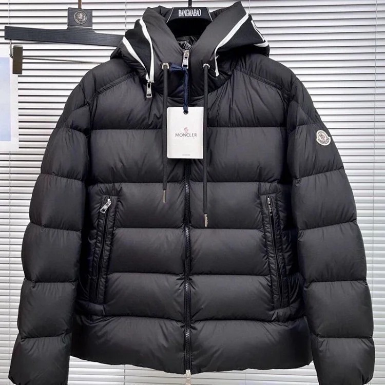 Fashionable hooded down jacket