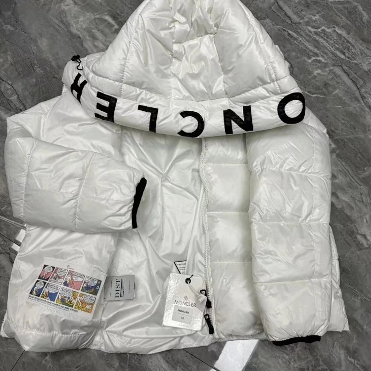 Fashionable hooded down jacket