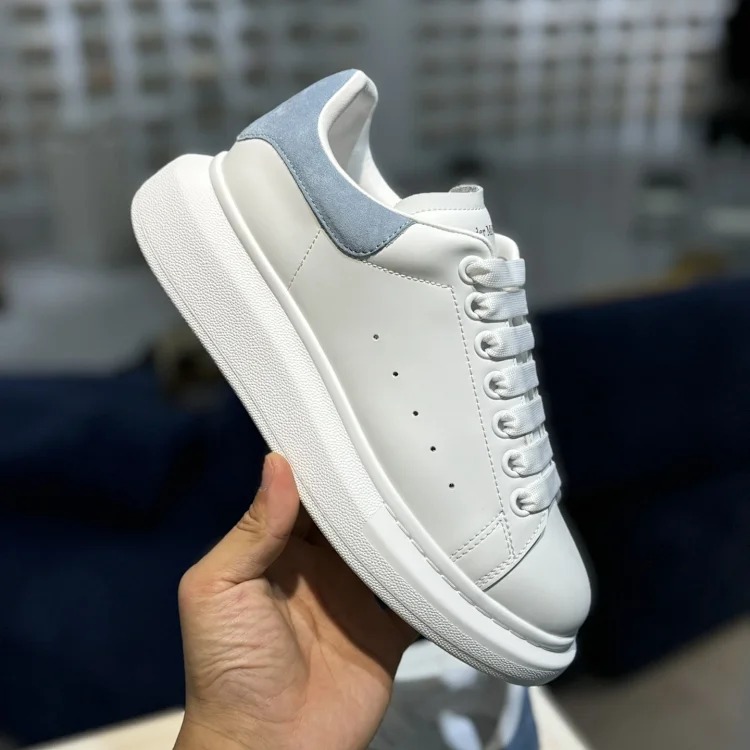 Small thick-soled white shoes image 2