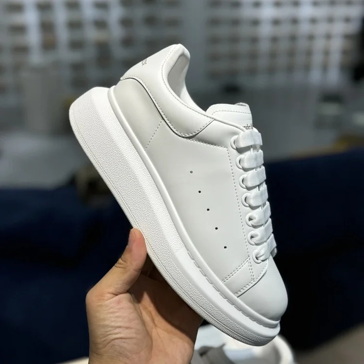 Small thick-soled white shoes image 3