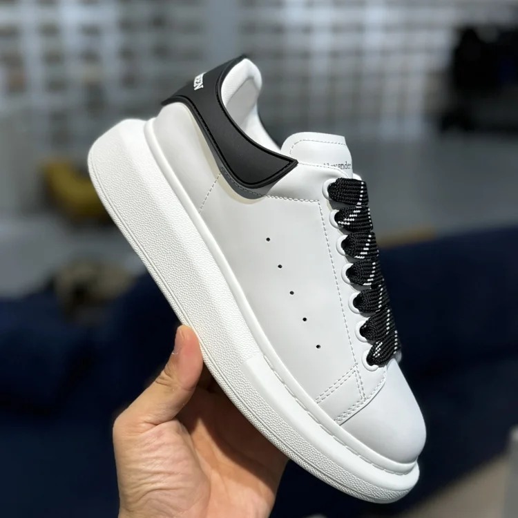 Small thick-soled white shoes image 4