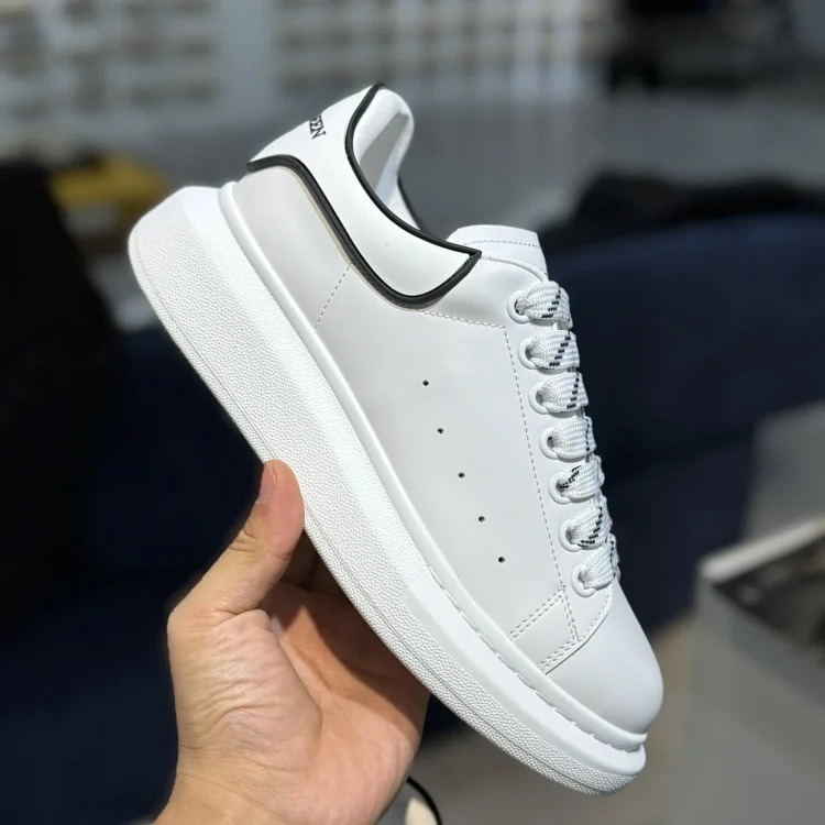 Small thick-soled white shoes image 5