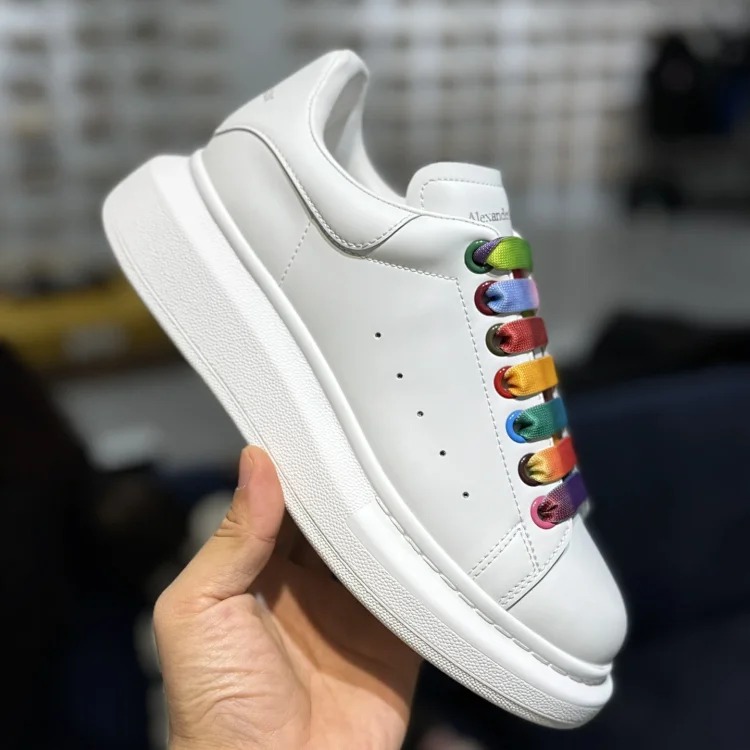 Small thick-soled white shoes image 6