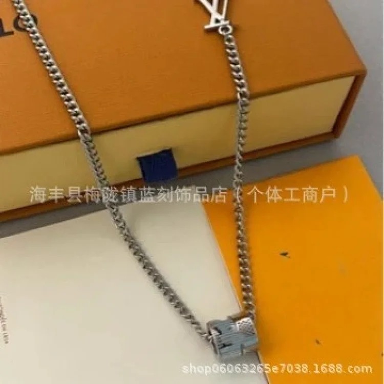 Louis Vuitton Cross-border necklace V letter presbyopic tip flower full of diamonds European and American clavicle chain factory wholesale
