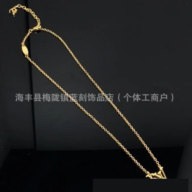 Louis Vuitton Cross-border necklace V letter presbyopic tip flower full of diamonds European and American clavicle chain factory wholesale