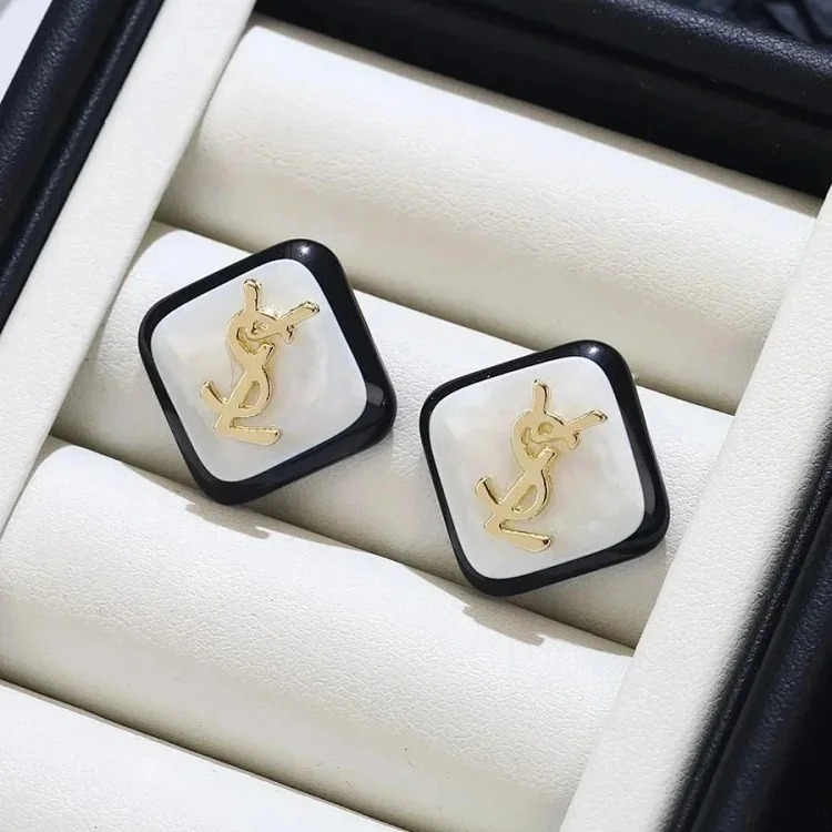 French retro geometric rhombus temperament earrings light luxury high-end letter small fragrant style earrings square round face earrings image 2