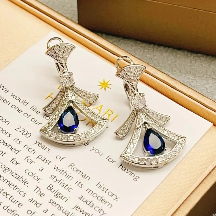 French retro geometric rhombus temperament earrings light luxury high-end letter small fragrant style earrings square round face earrings image 6