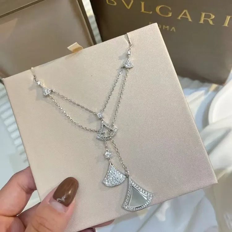New exquisite pearl letter necklace