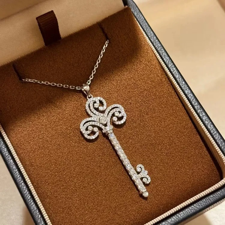 New exquisite pearl letter necklace
