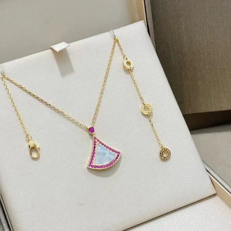 New exquisite pearl letter necklace