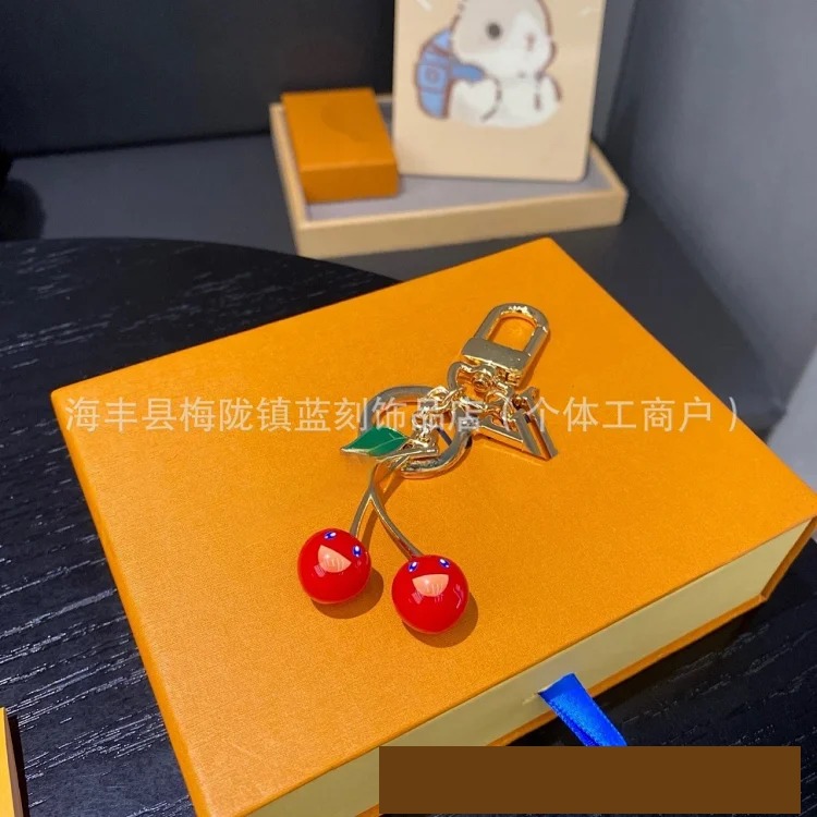 Sakura keychain sunflower alloy pendant European and American fashion trend personalized bag chain for men and women in stock