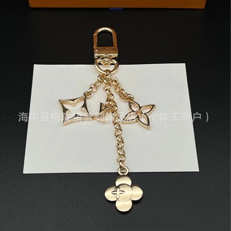 Sakura keychain sunflower alloy pendant European and American fashion trend personalized bag chain for men and women in stock