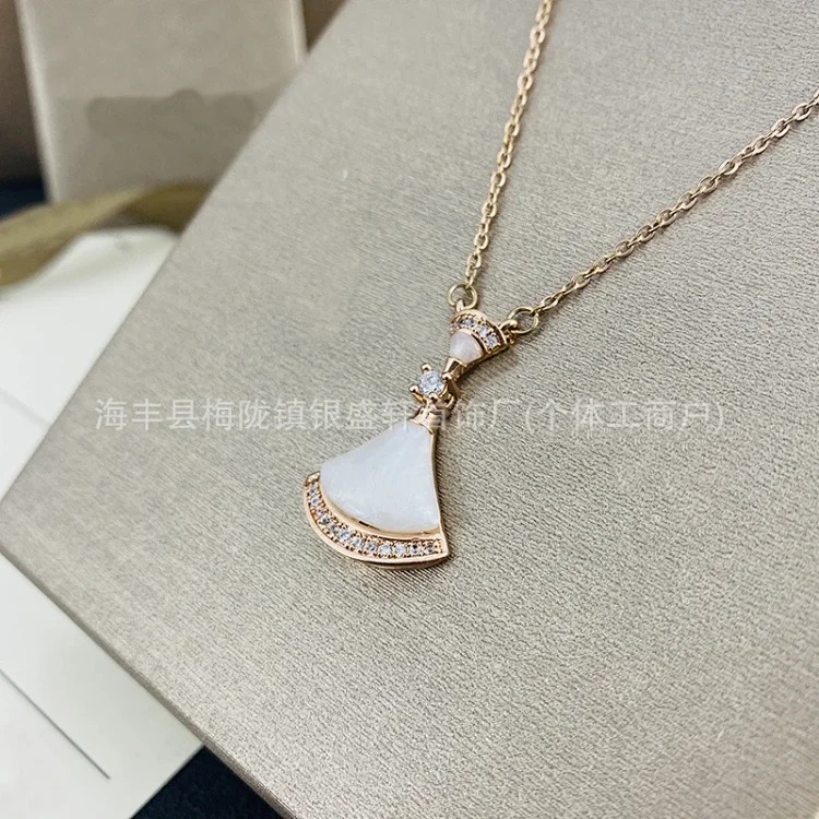 Baojia high V gold skirt fan necklace 18k rose gold natural white mother-of-pearl clavicle chain wholesale agate image 3