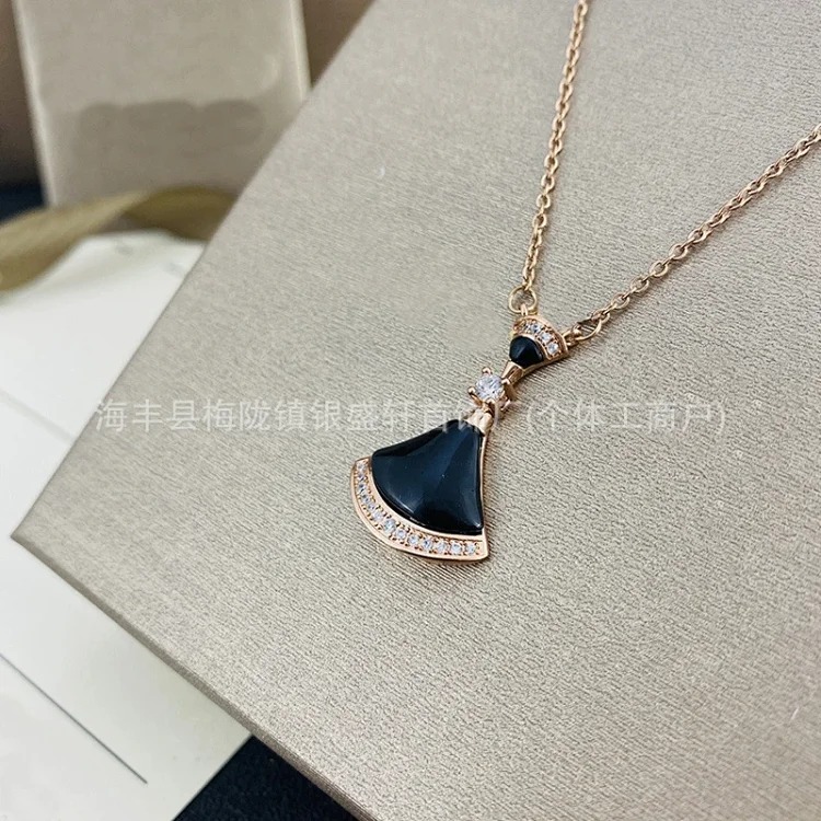 Baojia high V gold skirt fan necklace 18k rose gold natural white mother-of-pearl clavicle chain wholesale agate image 4