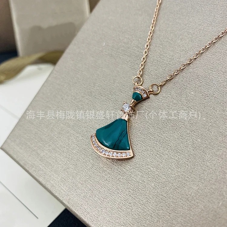 Baojia high V gold skirt fan necklace 18k rose gold natural white mother-of-pearl clavicle chain wholesale agate image 5