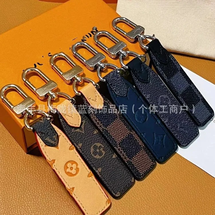 Manufacturer of fashionable car keychain wholesale multi-color micro-label metal key chain pendant leather pendant