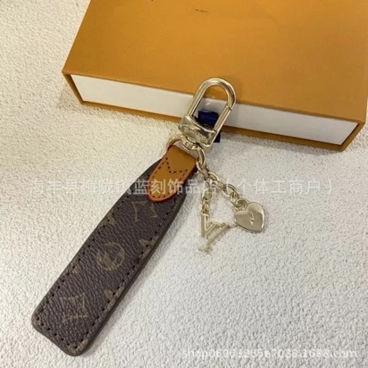 Manufacturer of fashionable car keychain wholesale multi-color micro-label metal key chain pendant leather pendant