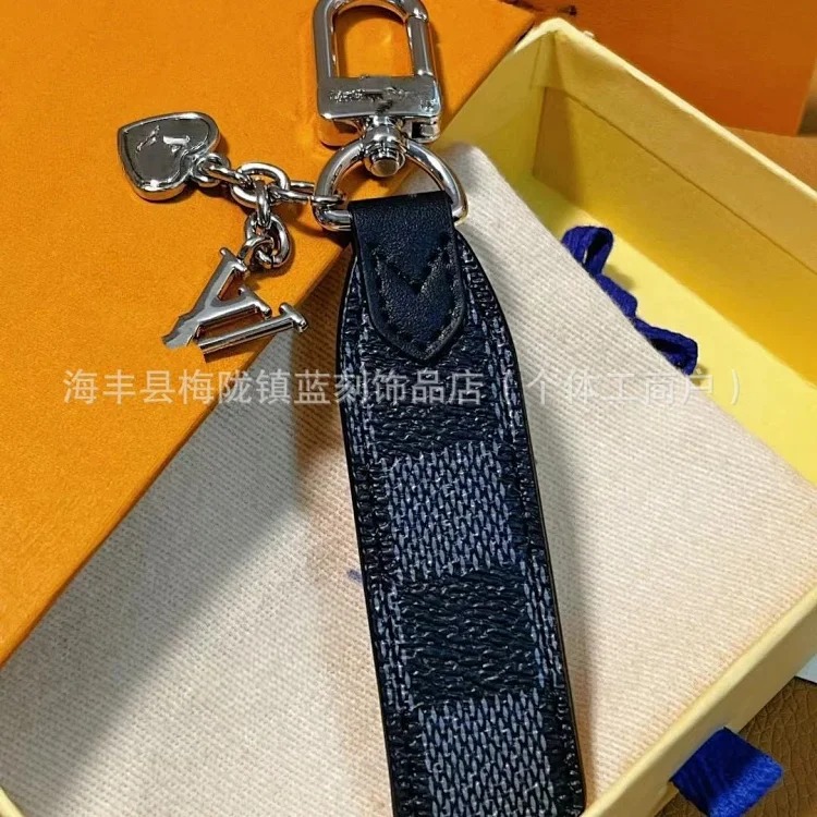Manufacturer of fashionable car keychain wholesale multi-color micro-label metal key chain pendant leather pendant