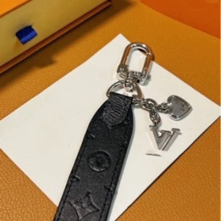Manufacturer of fashionable car keychain wholesale multi-color micro-label metal key chain pendant leather pendant