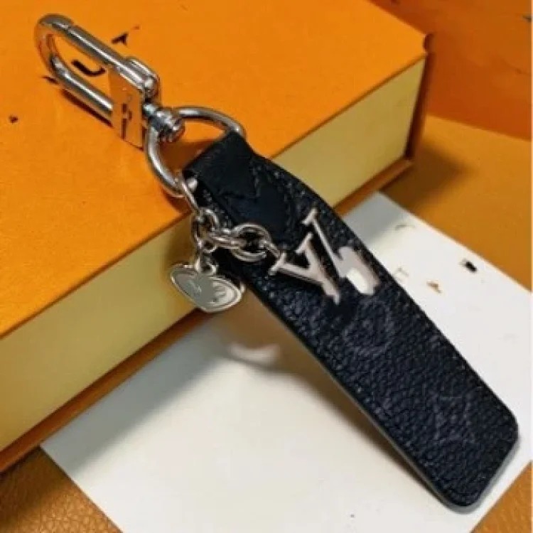 Manufacturer of fashionable car keychain wholesale multi-color micro-label metal key chain pendant leather pendant
