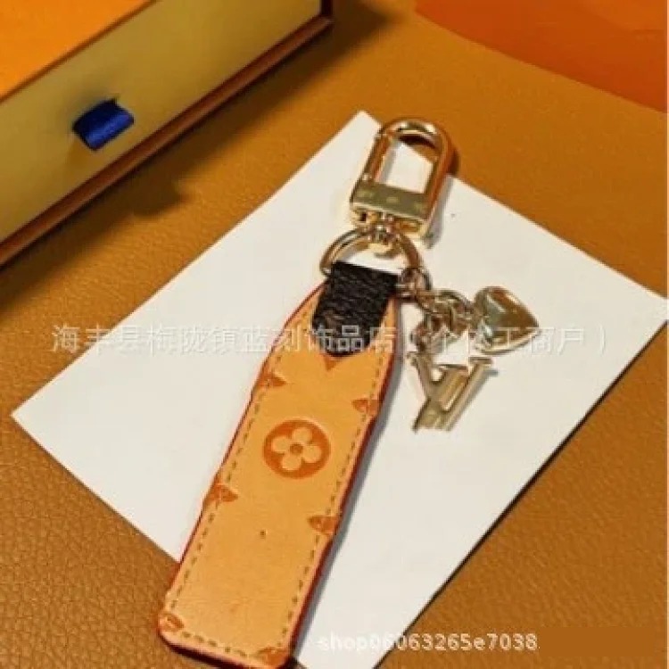Manufacturer of fashionable car keychain wholesale multi-color micro-label metal key chain pendant leather pendant