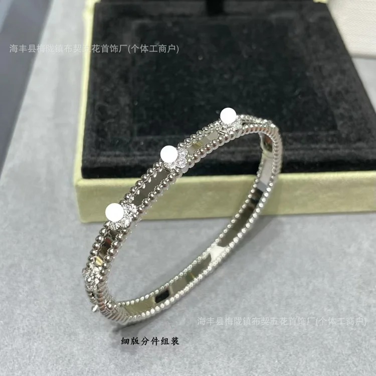 High four-leaf clover V gold plated 18K rose gold platinum narrow wide kaleidoscope bracelet set with diamonds for light luxury image 3