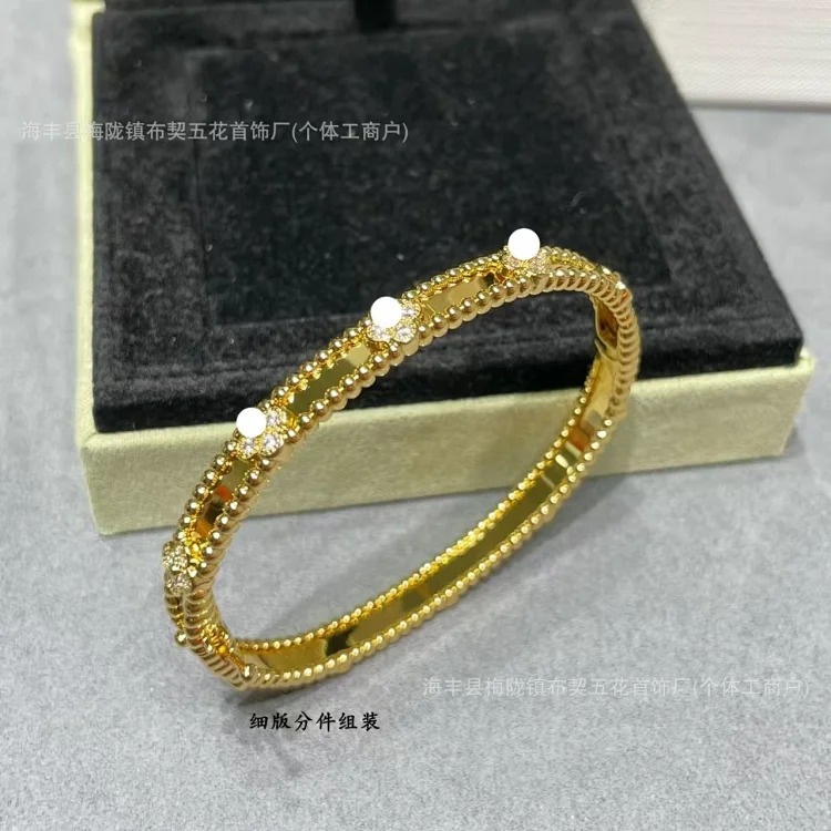 High four-leaf clover V gold plated 18K rose gold platinum narrow wide kaleidoscope bracelet set with diamonds for light luxury image 4