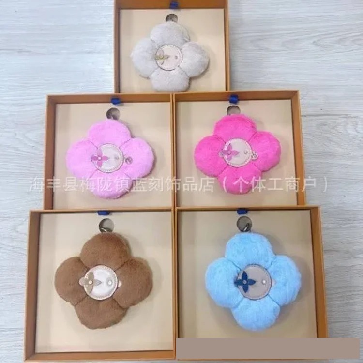 New Vivian Light Luxury Dopamine Sunflower Pendant Trendy Brand Plush Doll U Leather Keychain Bag Hanger