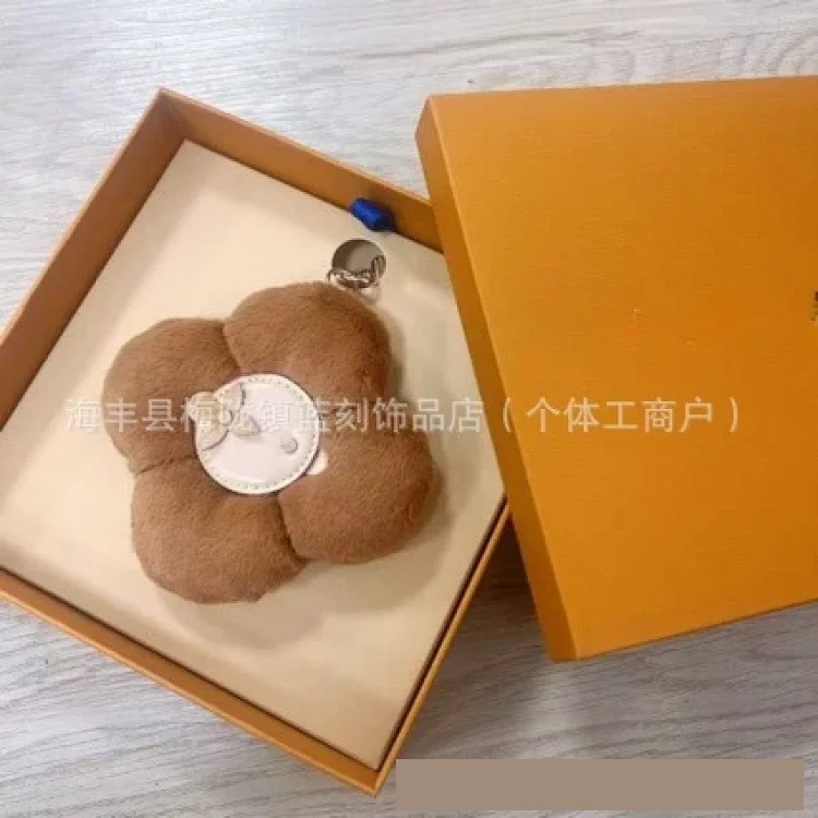 New Vivian Light Luxury Dopamine Sunflower Pendant Trendy Brand Plush Doll U Leather Keychain Bag Hanger