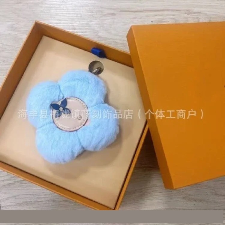 New Vivian Light Luxury Dopamine Sunflower Pendant Trendy Brand Plush Doll U Leather Keychain Bag Hanger