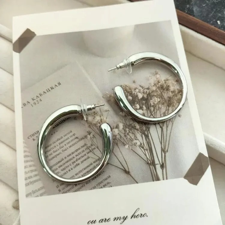 Yangshu style double high-end French temperament earrings middle-aged small fragrance style atmospheric glossy earrings gradient plain hoop for women