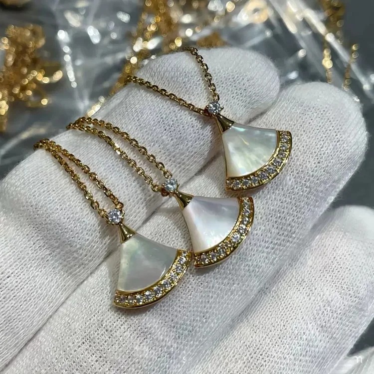 High 925 silver BV small skirt necklace female natural white mother-of-pearl chalcedony fan-shaped diamond clavicle chain does not fade