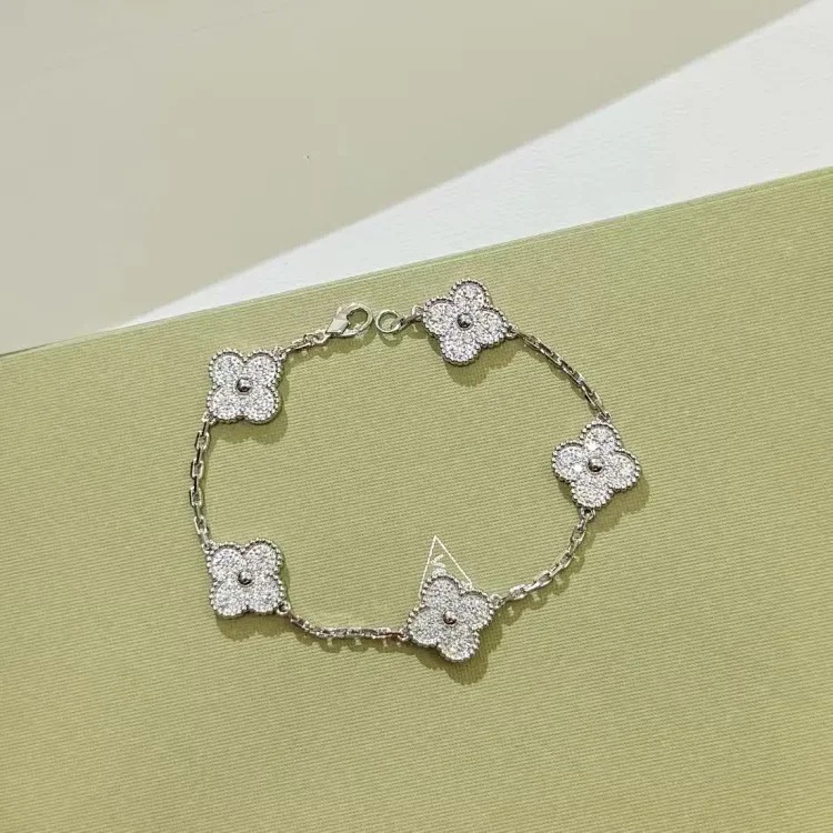 Xiaoxiangfeng's new bracelet is fashionable and beautiful, with sparkling diamonds, titanium steel and non-fading, popular Internet celebrity, versatile and simple