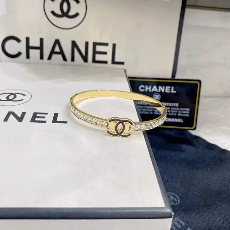 Xiaoxiangfeng's new bracelet is fashionable and beautiful, with sparkling diamonds, titanium steel and non-fading, popular Internet celebrity, versatile and simple