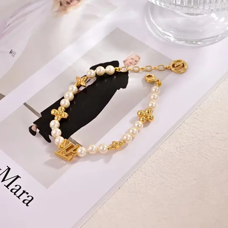 Xiaoxiangfeng's new bracelet is fashionable and beautiful, with sparkling diamonds, titanium steel and non-fading, popular Internet celebrity, versatile and simple