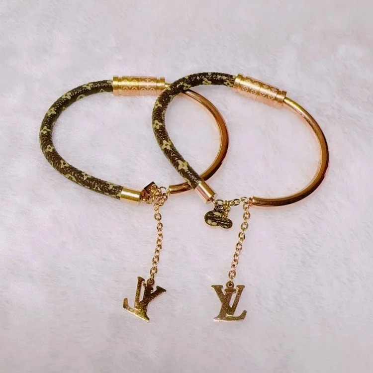 Louis Vuitton Presbyopia leather bent tube bracelet, leather bracelet, presbyopia round cake bracelet, men's and women's bracelets, couple titanium steel, non-fading Mickey
