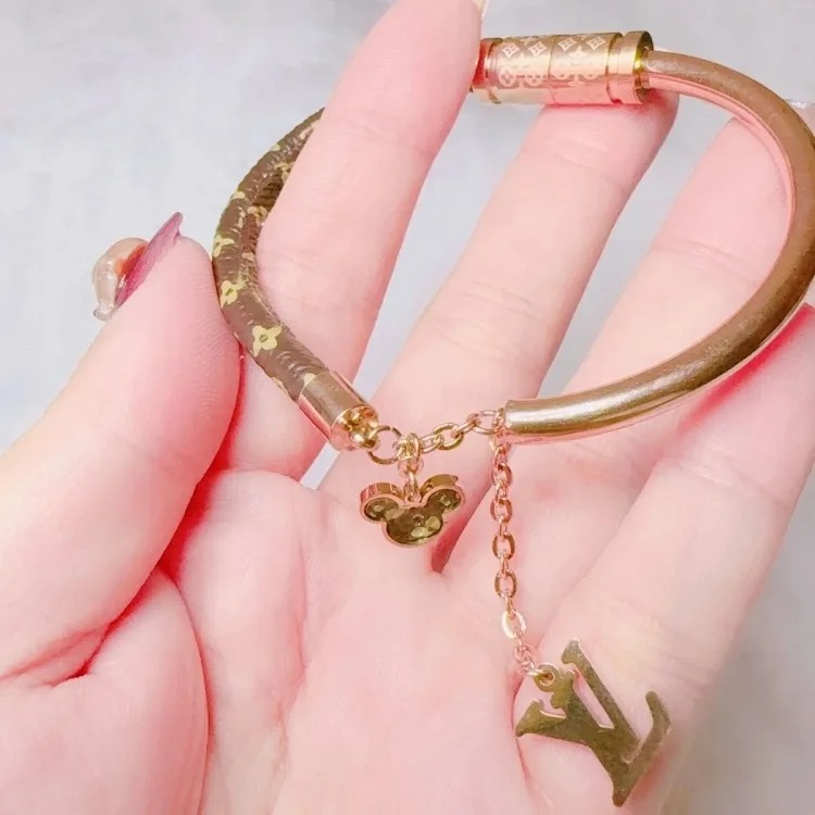 Louis Vuitton Presbyopia leather bent tube bracelet, leather bracelet, presbyopia round cake bracelet, men's and women's bracelets, couple titanium steel, non-fading Mickey