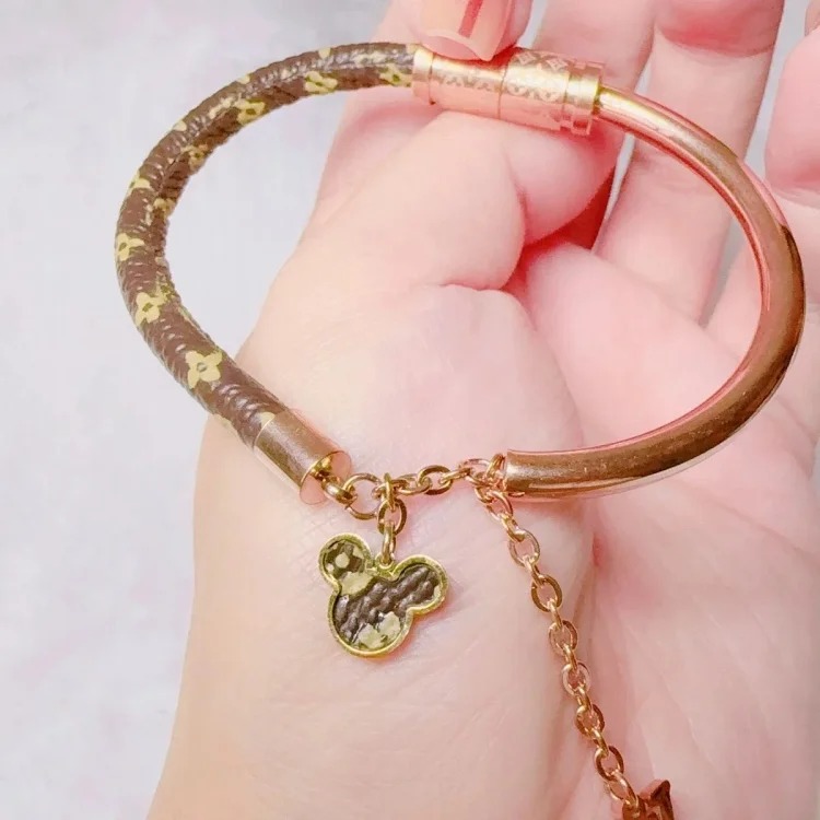 Louis Vuitton Presbyopia leather bent tube bracelet, leather bracelet, presbyopia round cake bracelet, men's and women's bracelets, couple titanium steel, non-fading Mickey