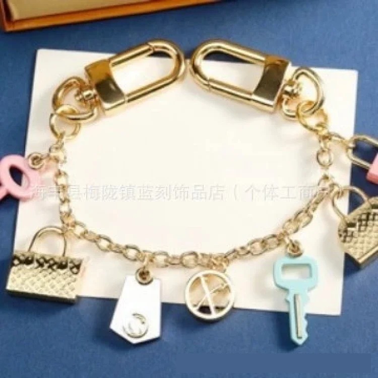 Louis Vuitton Hot-selling series of fashionable metal bag charms, presbyopic key pendants, car key chains, keychain trends
