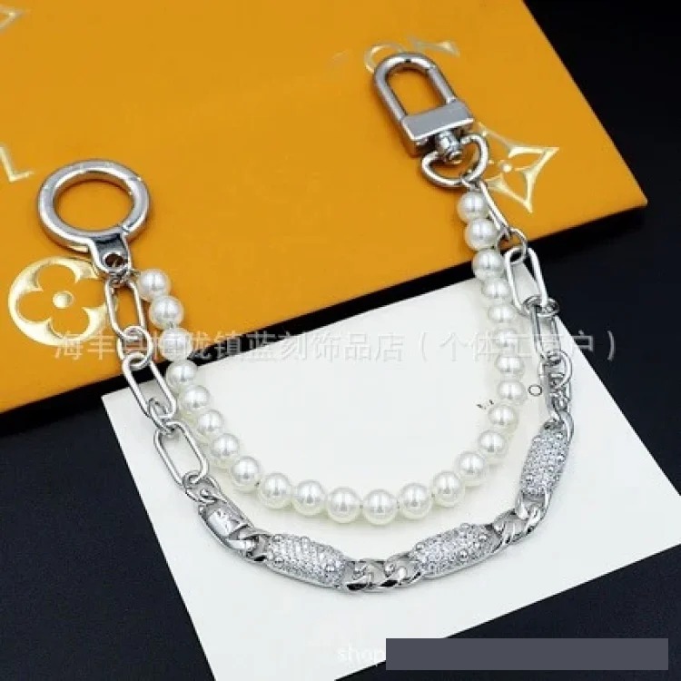 Louis Vuitton Hot-selling series of fashionable metal bag charms, presbyopic key pendants, car key chains, keychain trends