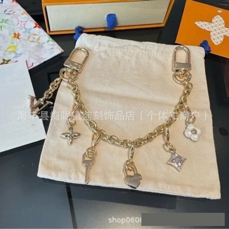Louis Vuitton Hot-selling series of fashionable metal bag charms, presbyopic key pendants, car key chains, keychain trends