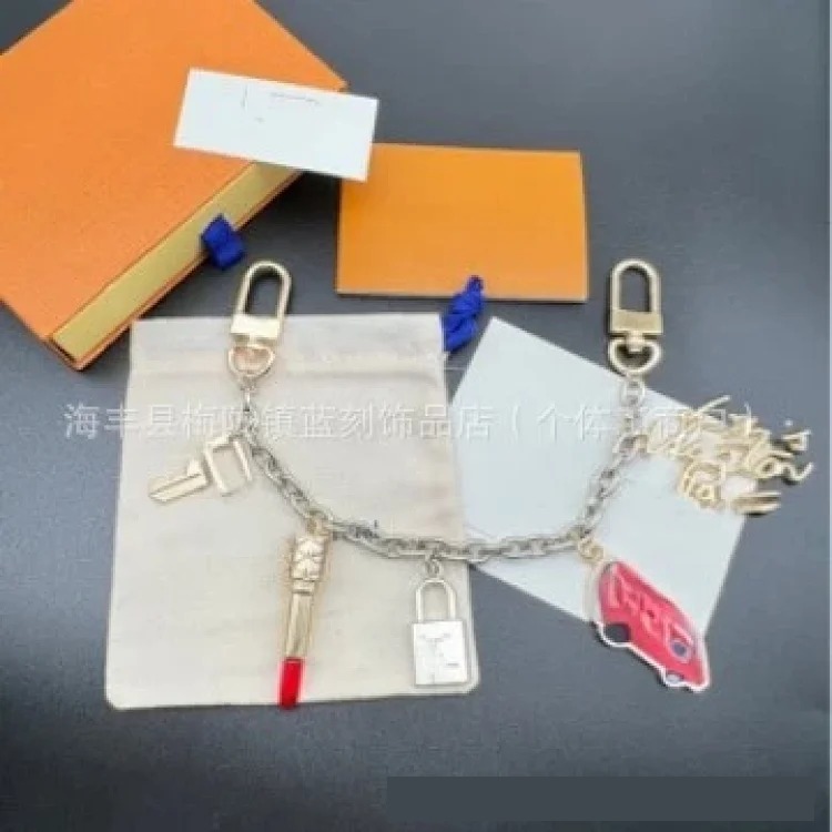 Louis Vuitton Hot-selling series of fashionable metal bag charms, presbyopic key pendants, car key chains, keychain trends