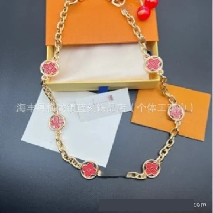 Louis Vuitton Hot-selling series of fashionable metal bag charms, presbyopic key pendants, car key chains, keychain trends