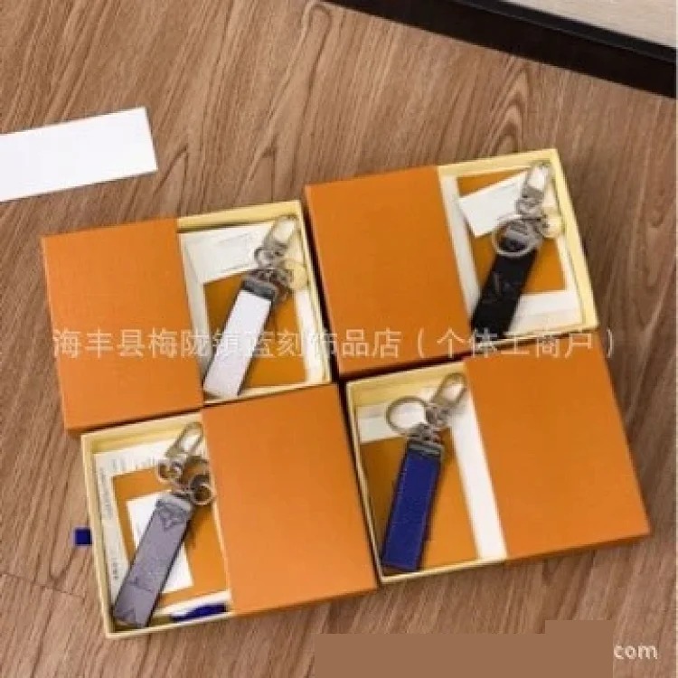 Louis Vuitton Personalized Letter Keychain Bag Pendant Fashionable and Versatile Internet Celebrity Car Keychain Presbyopic Lanyard