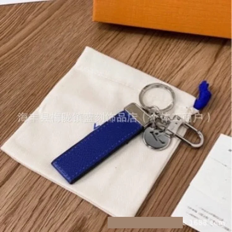 Louis Vuitton Personalized Letter Keychain Bag Pendant Fashionable and Versatile Internet Celebrity Car Keychain Presbyopic Lanyard