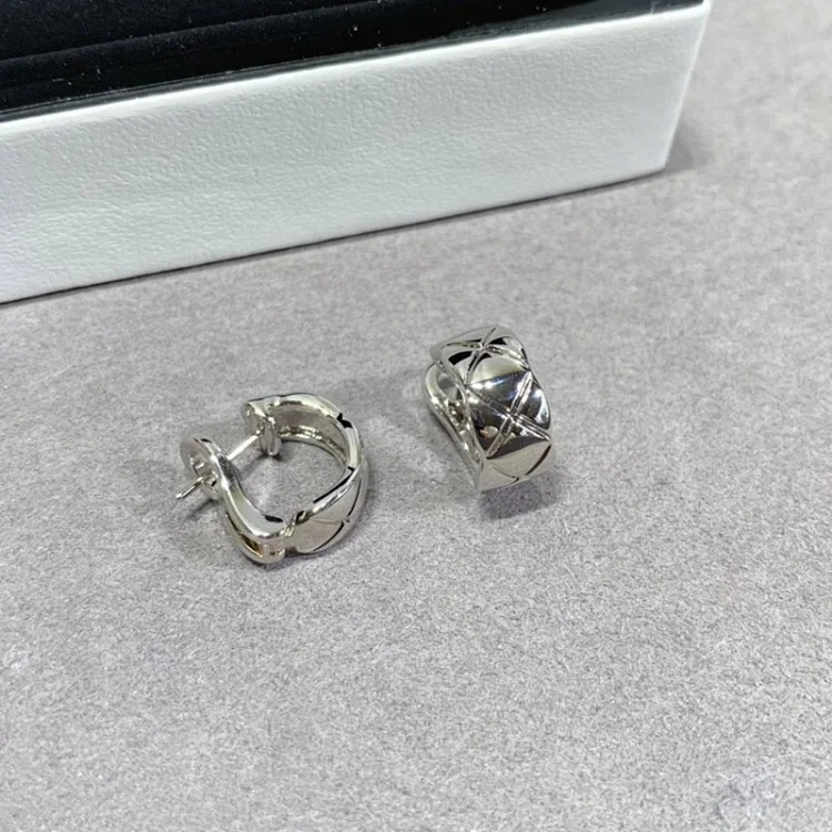 Xiangjia High Edition Coco Glossy Diamond-Free Earrings CNC Carved Earrings Light Luxury Versatile Rose Gold Stud Earrings for Women image 2