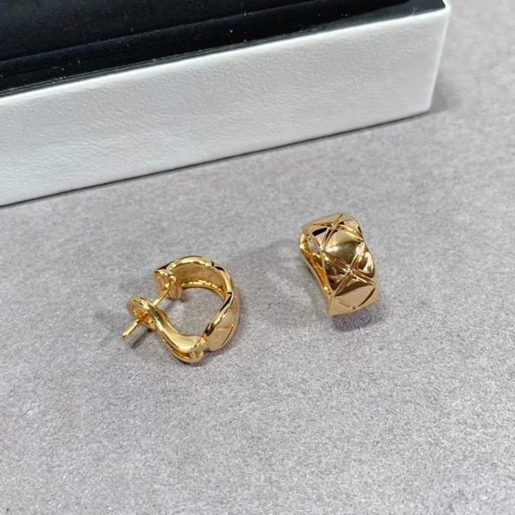 Xiangjia High Edition Coco Glossy Diamond-Free Earrings CNC Carved Earrings Light Luxury Versatile Rose Gold Stud Earrings for Women image 3