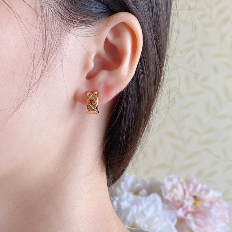 Xiangjia High Edition Coco Glossy Diamond-Free Earrings CNC Carved Earrings Light Luxury Versatile Rose Gold Stud Earrings for Women image 6
