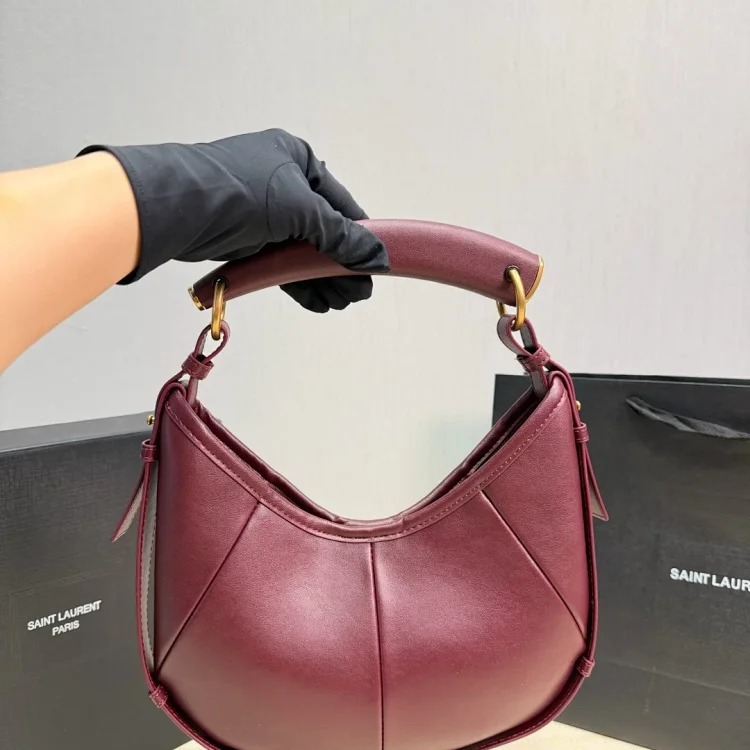 Croissants, simple yet recognizable The bag has a round body, smooth lines, and the metal accessories are super textured✨. Small size, can be carried for commuting or leisure, can be carried