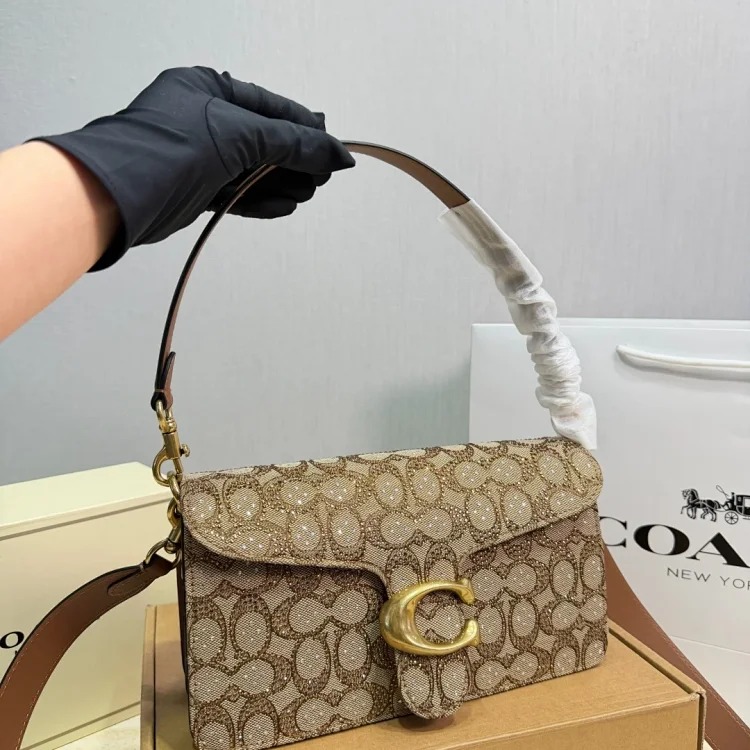 Croissants, simple yet recognizable The bag has a round body, smooth lines, and the metal accessories are super textured✨. Small size, can be carried for commuting or leisure, can be carried